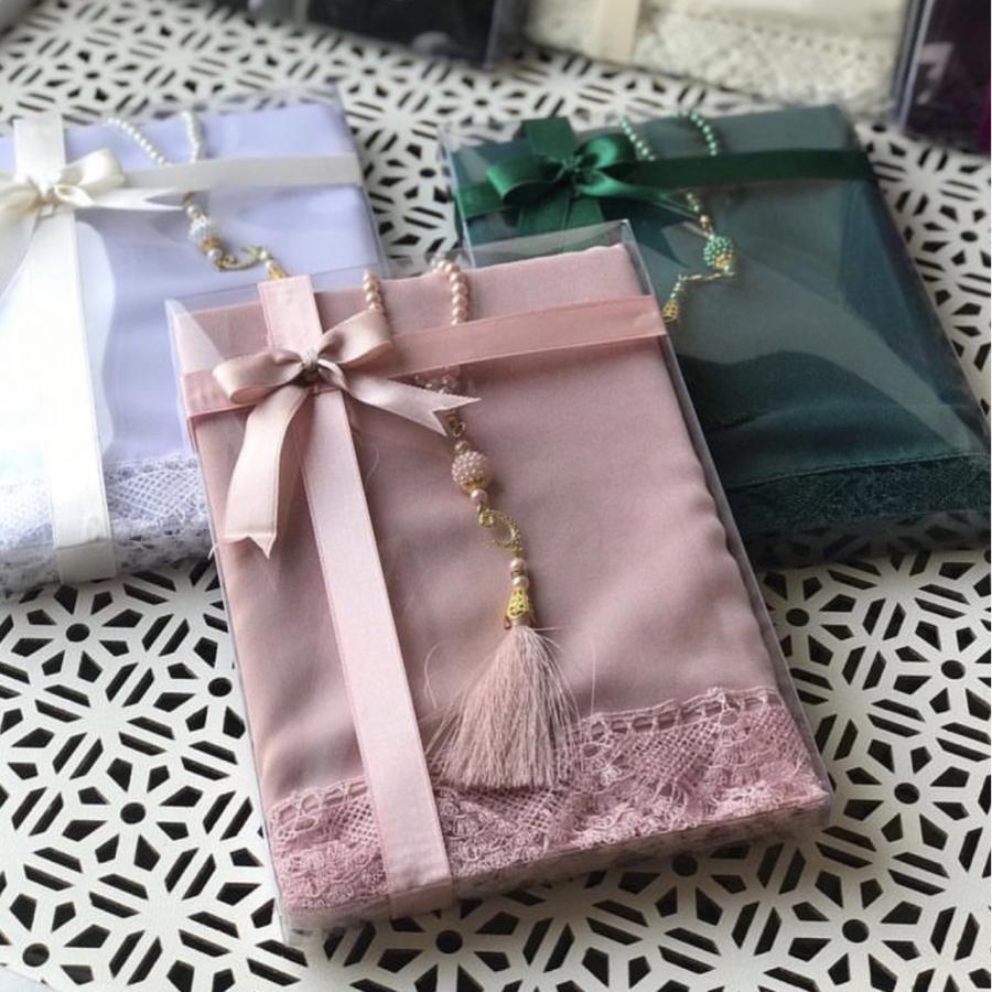 Hediye kutusunda krep şifon şal mevlid örtüsü inci tesbih